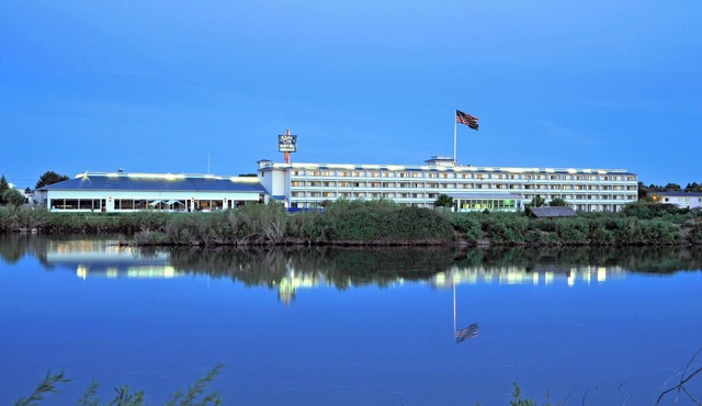 STUNNING HOTEL! ONE COZY COMPLETE WITH SPA, POOL, HOT-TUB