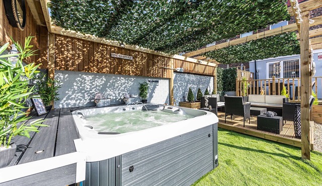 Stunning house close to the stadium + Hot tub!