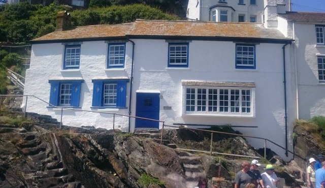 Stunning house right by the sea, spectacular far reaching sea views in Polperro