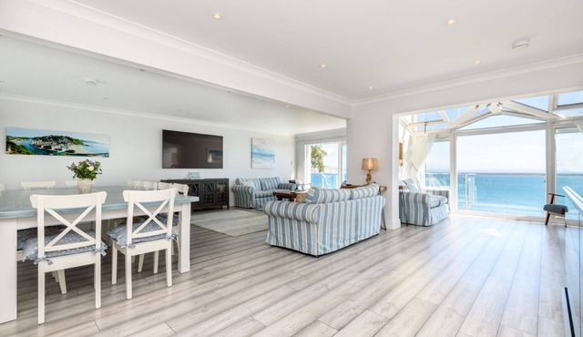 Stunning house sleeping 14 overlooking Looe Bay
