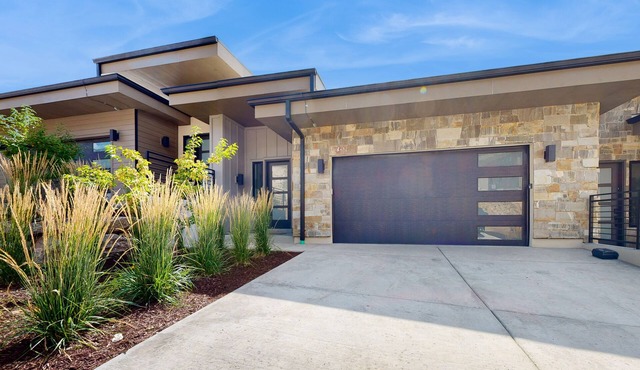 Stunning house w/ski & lake views, private hot tub, private W/D