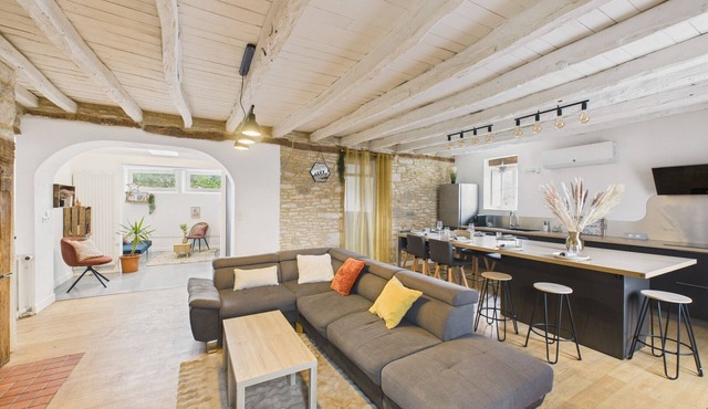 Stunning house with pool and garden for 8