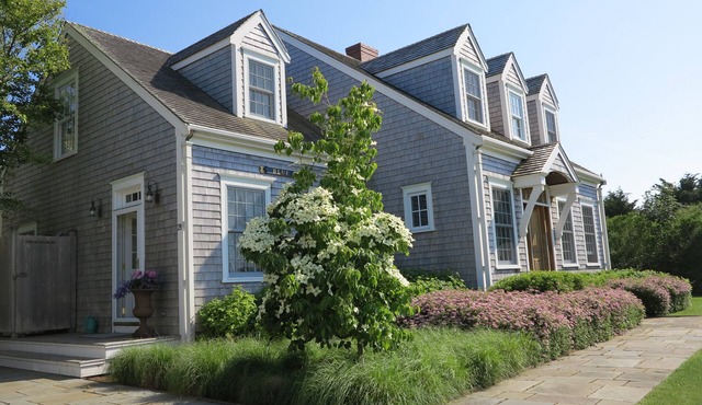 Stunning hse-AC, heatd Pool, spa, fire pit, private acre, walk/free bus to town