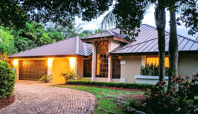 Stunning Indoor & Outdoor Living near Beach and Shopping. Close to Boca Raton