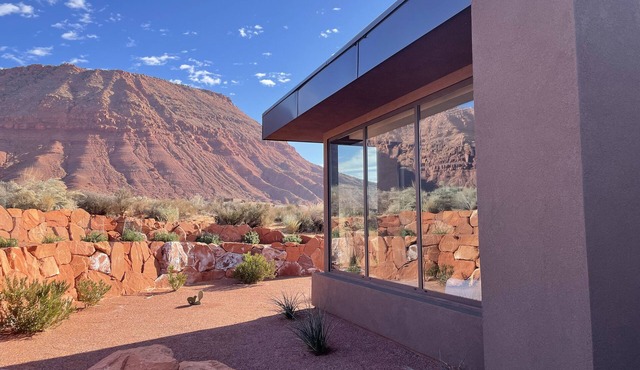 Stunning Kayenta Red Mountain Views!