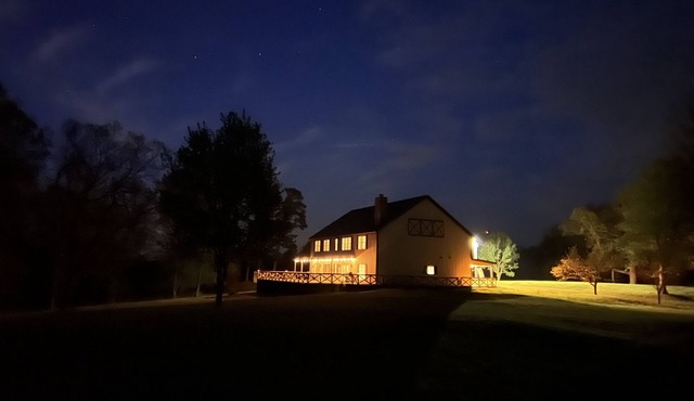Stunning Kentucky Lake farmhouse. Perfect for entertaining or relaxation. 19244