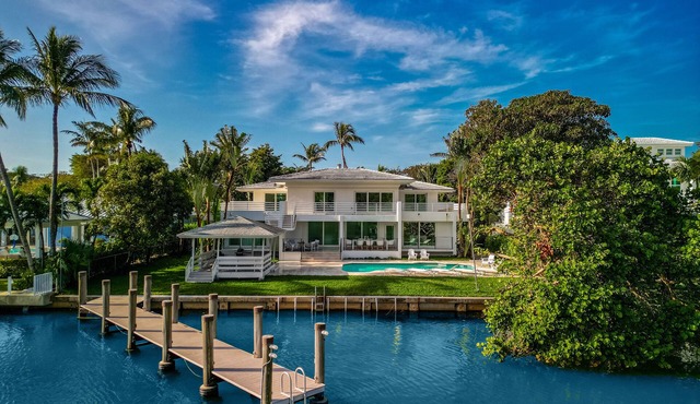 Stunning Key Biscayne Waterfront Villa with Heated Pool - 12mins to Miami