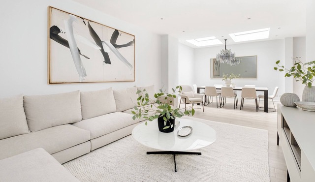 Stunning Knightsbridge 4 bedroom house w/super king sized beds & balcony area