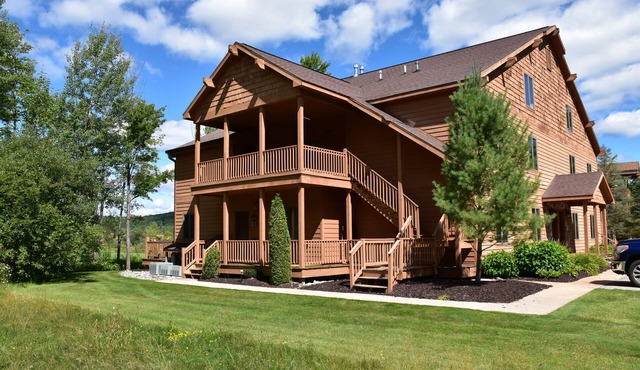 Stunning Knotty Pine Condo at Schuss Mountain