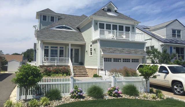 Stunning Lakefront 5-bedroom house 3 Blocks from the Ocean with Pool