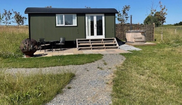 Stunning Lakeside Shepherd's Hut - Hot Tub & Sauna