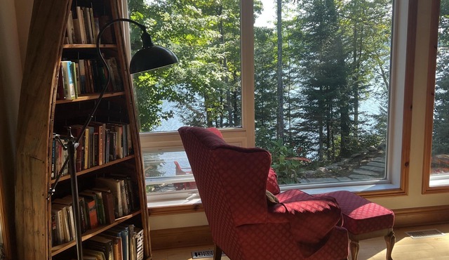 Stunning lake cottage - hot tub, 4 seasons, 2 dogs ok, fireplace, 5 bedrooms