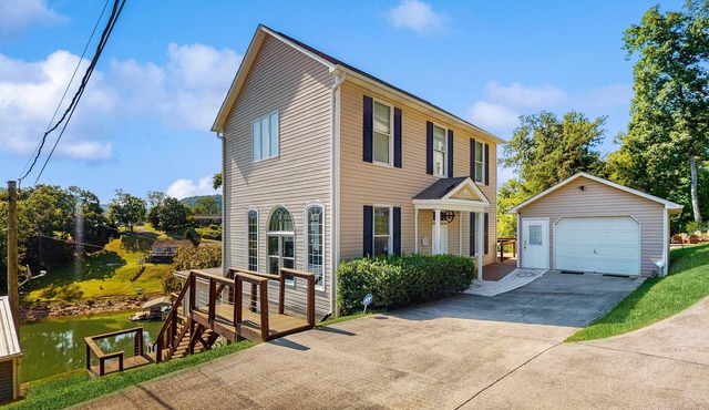 Stunning Lake Front Home, Sleeps 13, Dock, Views