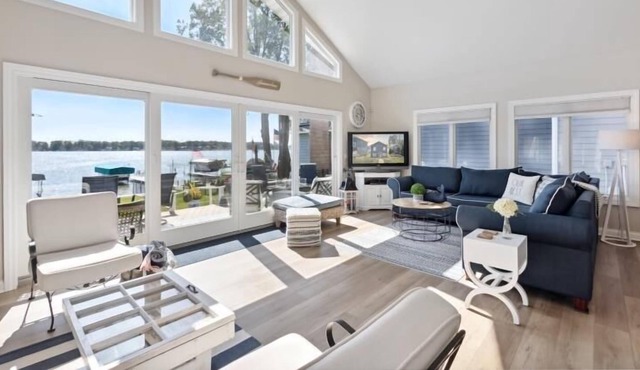 Stunning Lake Front Home perfect for family reunions & friends, close ND Campus