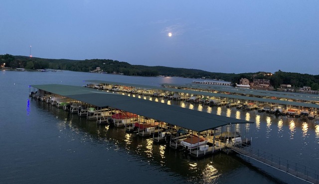 Stunning Lake Getaway, Lake Front, No steps, Boat ramp, no gravel, near ballpark