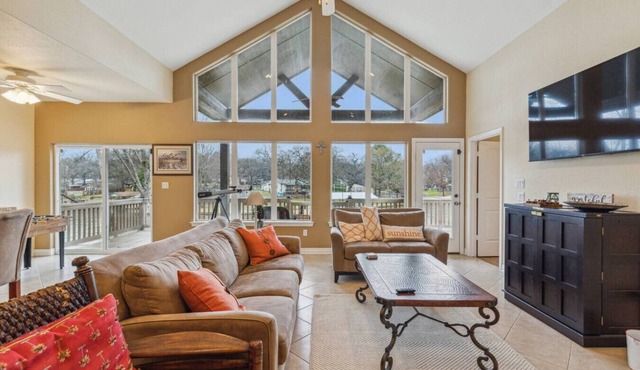Stunning Lake Home Get Away on The Water!