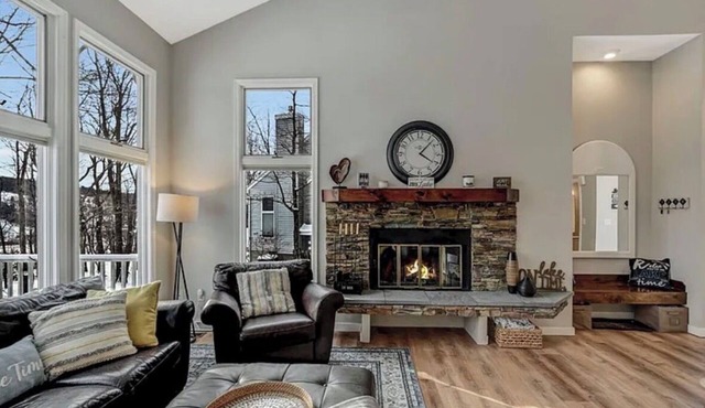 Stunning Lake Harmony Townhouse w/Winter Lake Views - Ski & Lake Adventures