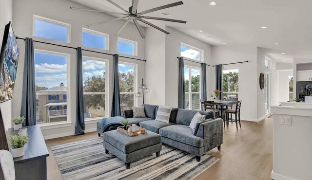 Stunning Lake Home With Pool-beach-gym-boat Access