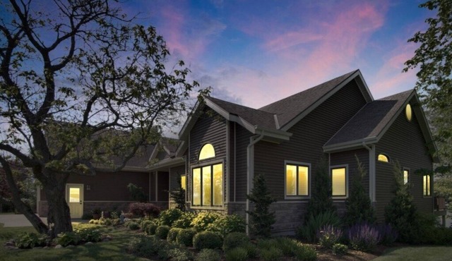 Stunning Lake House - 200' of Lakefront with Kayaks & Game Room