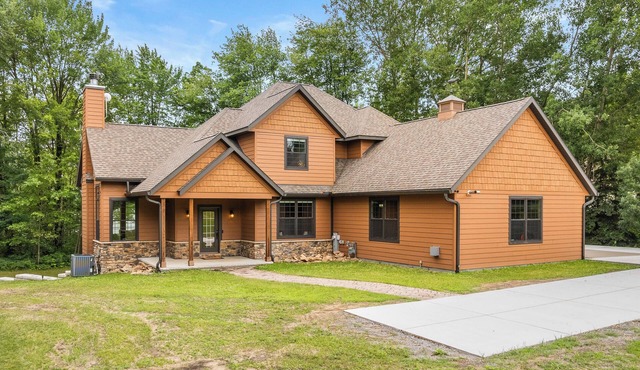 Stunning Lake House on the shores of Lake DuBay