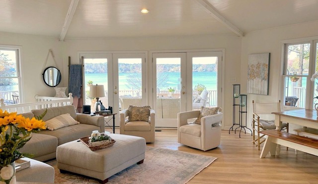 Stunning Lake House on Jackson Lake, huge deck, fantastic views, great sunsets