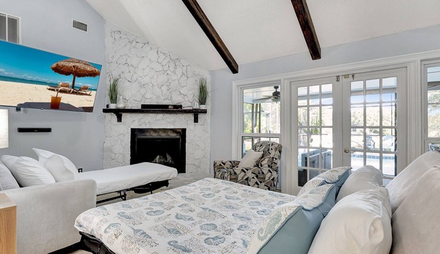 Stunning Lake House w/Heated Pool + Ping Pong!