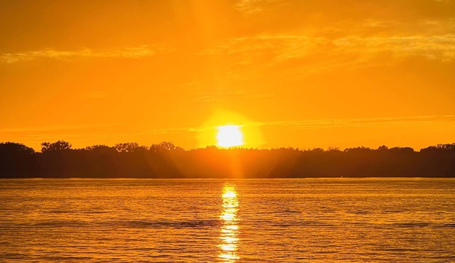 Stunning Lake House with Sunset views!