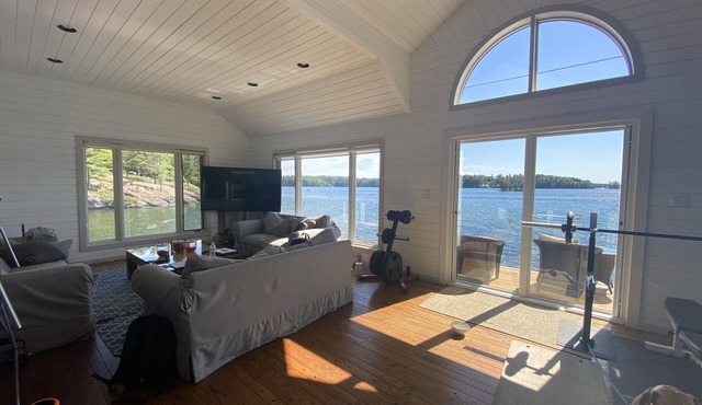 Stunning Lake Joseph cottage in Muskoka, sleeps 16!