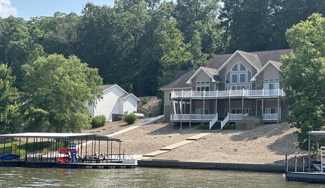 Stunning Lake Life Vacation Home, 56 MM, spa, water toys, fire pit, dock/slip