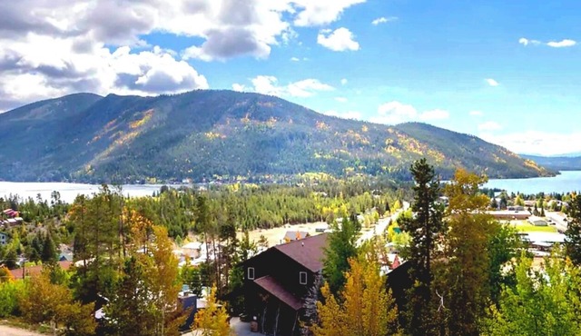 Stunning Lake & Mountain Views + Walk to Town + XL Hot Tub!