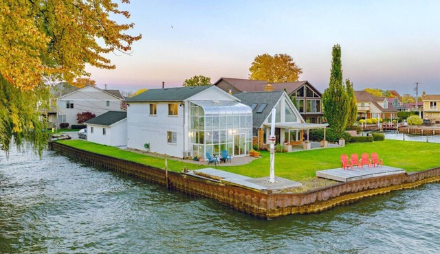 Stunning Lake Views | Sleeps 9 | Harrison Twp