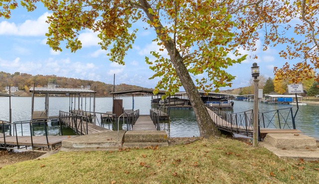 Stunning Lake View On A Nice & Quiet Relaxing Home