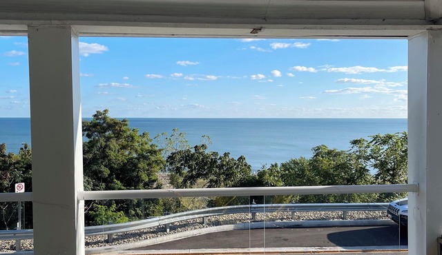 Stunning Lake views/hot tub/fireplace/3 queen beds 1 double/foosball/firepit