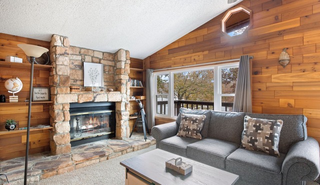 Stunning Lake View On A Nice & Quiet Relaxing Home