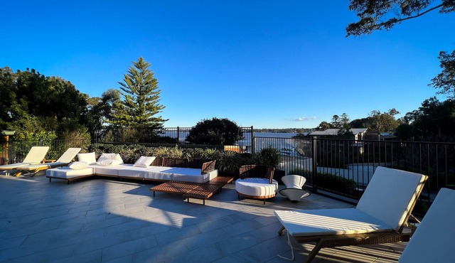 Stunning lake view luxury holiday home