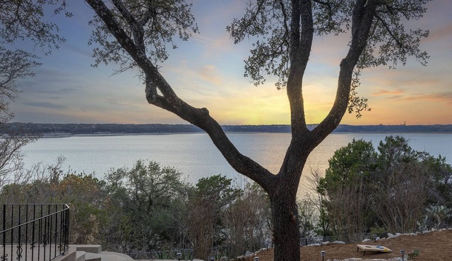 Stunning lake view, hot tub, game room