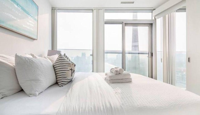 Stunning Lake View luxury Condo in The Tourist Hub Area in Toronto Downtown