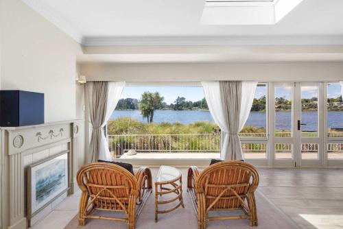 Stunning Lake Views & Hospital Location