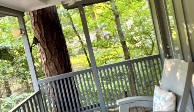 Stunning Lake Views, Secluded Retreat!