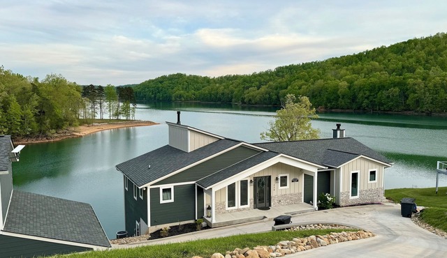 Stunning Lake Views Luxury -Short walk to Covered Dock