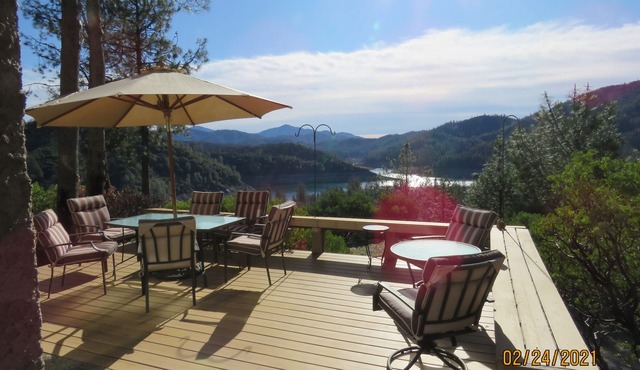 Stunning lake views yet 2 minutes to the water.