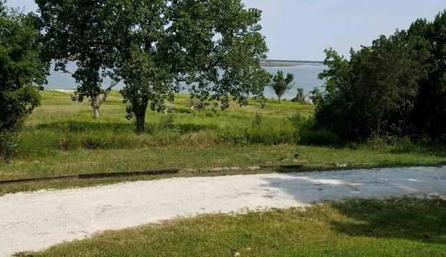 Stunning Lake Whitney Home, 3 minute walk to fishing, swimming and boat launch