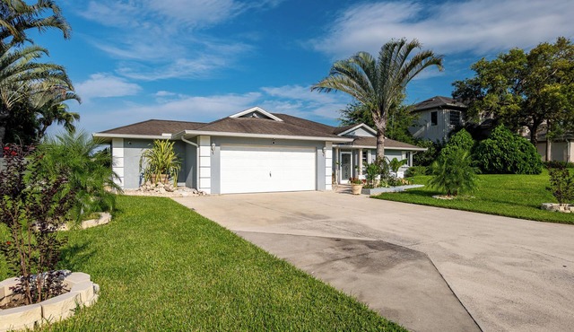 Stunning Lakefront Solar Heated Pool & Spa House! Close to the Beach!