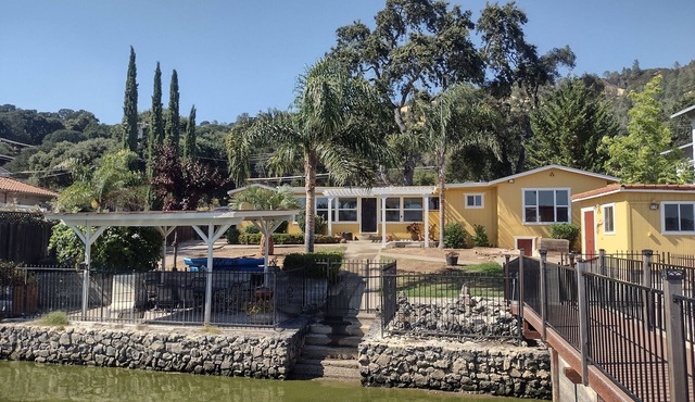 STUNNING Lakefront, Huge DOCK,2 Kayaks, Sleep 8, Prime fishing spot