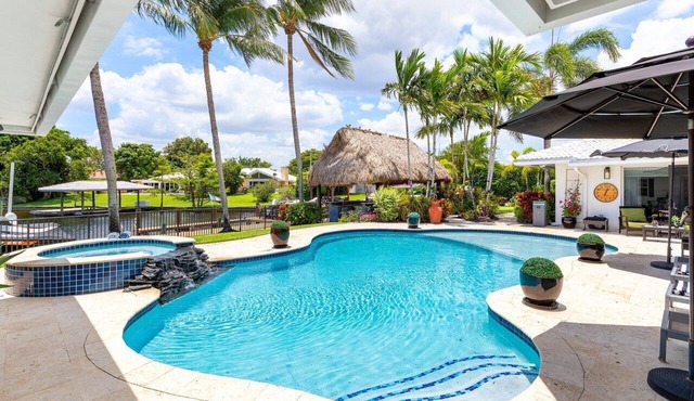 Stunning Lakefront! Pool, Patio 5BR/5BA, Sleeps 12