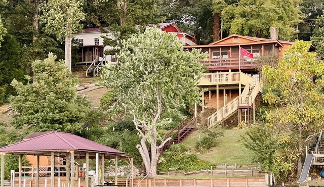 Stunning Lakefront 3 Bedroom with Dock and Deep Water!