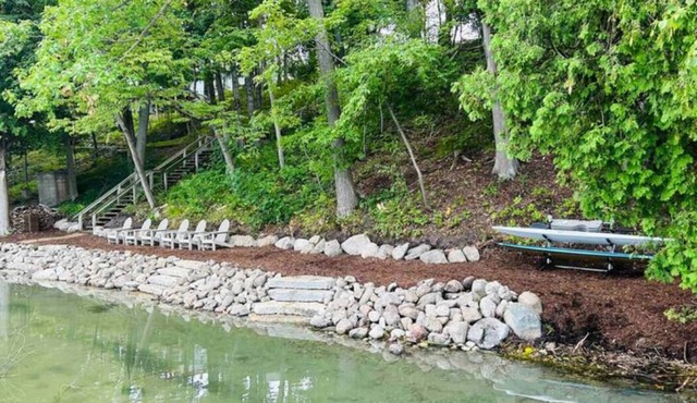 Stunning Lakefront Cottage