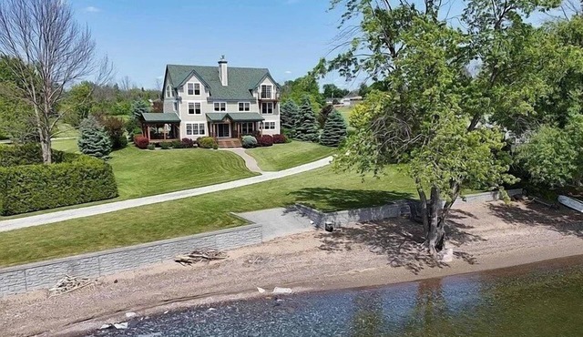 Stunning lakefront estate-family friendly-private dock-large lawn-4 bedroom