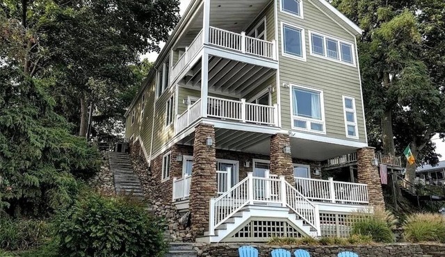 Stunning Lakefront Family Friendly getaway