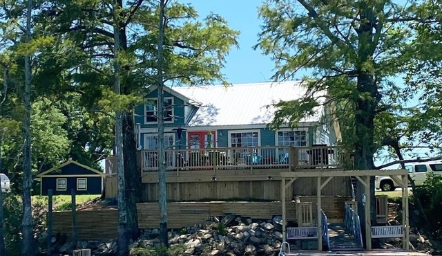 Stunning Lakefront Getaway on Moon Lake